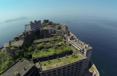 日本最古のマンションは軍艦島にある