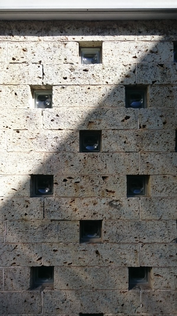 大谷石とガラスブロックを積んだ壁面