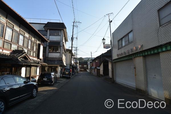 有田駅前の通り。趣きを感じる建物が数多くありました。