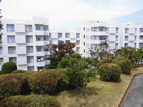 【物件紹介】宮崎台の名建築、敷地の80％が庭という贅沢