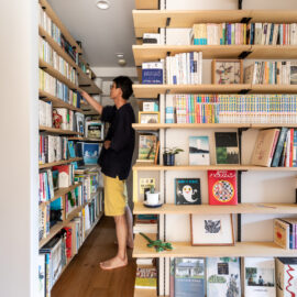 リノベのプロの自宅リノベーション。本が好きな岡野家の真ん中にあるのは、書庫といってもいい程大きな本棚。