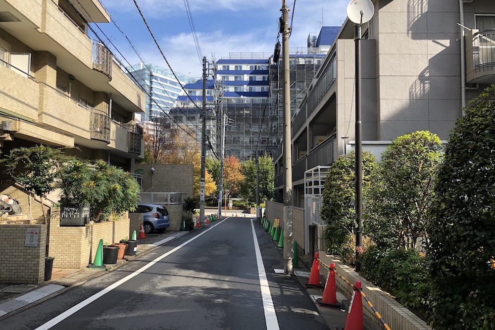 背面の道路