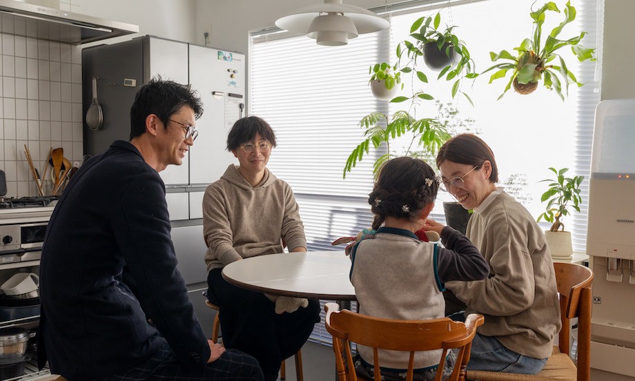 リノベ事例 「飾ること」と「子どもの未来」への余白を大事にしたモノトーン空間| EcoDeco（エコデコ）