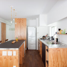 ラフな木目の針葉樹合板のキッチンと、上質なウォルナットのフローリング。だから、どんな家具や小物も合わせやすいんです。