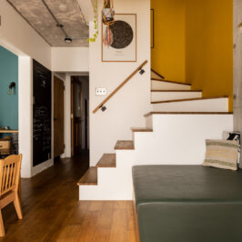 テラスハウスをリノベーションしたCoppeちゃんファミリーの家の階段。黄色い壁とオープンな形が印象的！