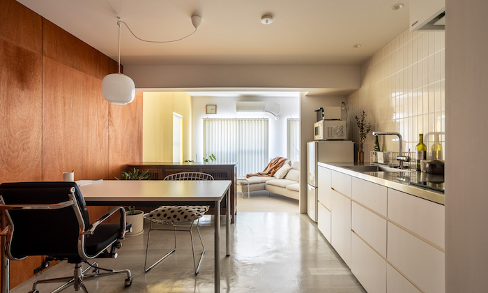 旅の記憶を住まいに映した温かさと寛ぎのSOHOリノベ